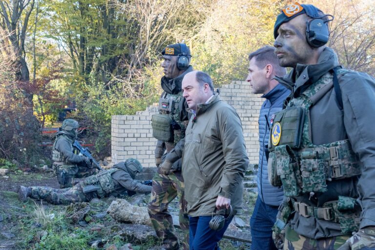 Briti kaitseminister Ben Wallace ja Eesti kaitseminister Hanno Pevkur 9. novembril Kirde-Inglismaal Suurbritannia juhitava Ühendekspeditsiooniväe õppustel, millest võtsid osa ka Ukraina sõdurid.