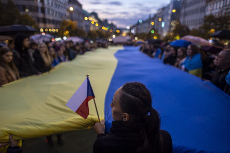 Venemaa rünnakute lõpetamist Ukrainas nõudev meeleavaldus Prahas 11. oktoobril.