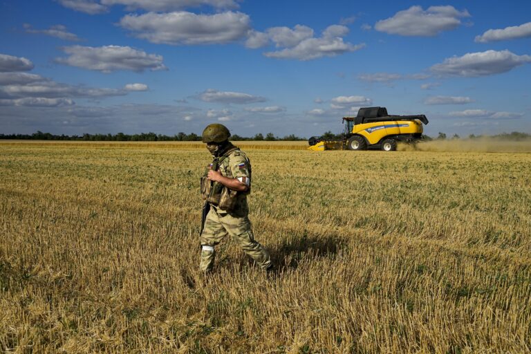Venemaa okupatsioonivägede sõdur juulis Ukrainas Melitopoli lähedal Voznesenska-Agro farmis. AP/Scanpix 