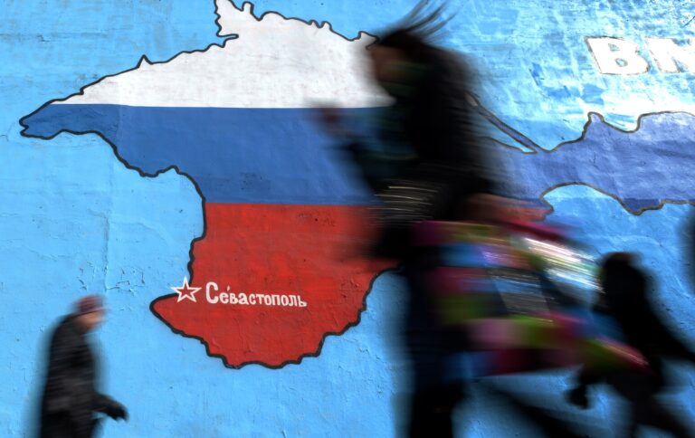 Vene lipuvärvidesse võõbatud okupeeritud ja annekteeritud Krimmi poolsaare seinamaaling Moskvas. AFP/Scanpix 