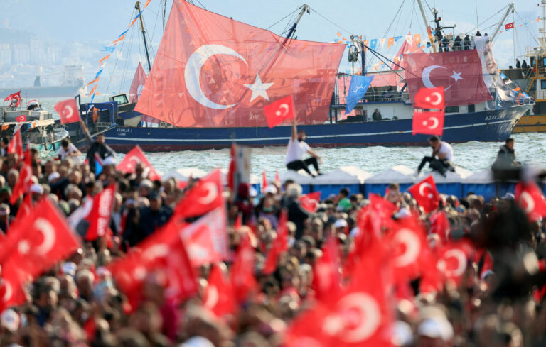 Türgi presidendi Recep Tayyip Erdoğani toetajad kogunesid enne 14. mail toimunud valimisi kihutuskoosolekule, et näidata üles oma heameelt presidendi poliitika suhtes. Valimiste esimeses voorus jäi Erdoğanil 50-protsendilisest häälteenamusest napilt puudu, mistõttu toimub 28. mail valimiste teine voor. Reuters/Scanpix
