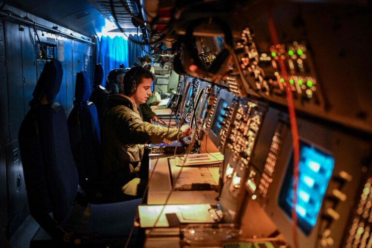 Prantsusmaa mereväelased ATL2 Atlantique 2 lennukis 30. märtsil 2023 Musta mere kohal korraldatud ühisõppusel, kus osales ligi 3400 teenistujat NATO ja selle liitlaste vägede seast. Õppusel osalesid Albaania, Bulgaaria, Hollandi, Gruusia, Kreeka, Moldova, Poola, Portugal, Prantsusmaa, Türgi, USA ja Ühendkuningriigi väed. AFP/Scanpix