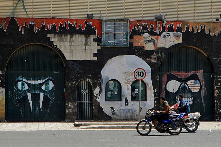 Saudi Araabia sulges 2015. aastal enda saatkonna Jeemeni pealinnas Sanaas, misjärel hoone kaeti grafitiga.  Hiina vahendatud lähenemine Iraani ja Saudi Araabia vahel on kaasa toonud ka uusi diplomaatilisi kõnelusi Jeemenisse rahu toomiseks. AFP/Scanpix
