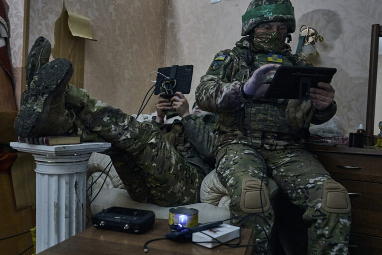 Ukraina sõdurid juhtimas droone Bahmutis 26. aprillil 2023. AP Photo/Libkos/Scanpix