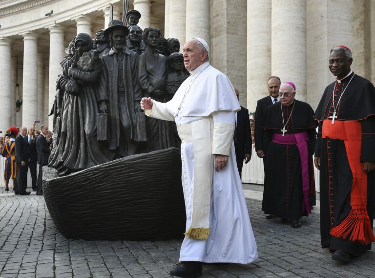 Paavst Franciscus avamas ülemaailmsel põgenike päeval 29. septembril 2019 Püha Peetruse väljakul Vatikanis skulptuuri “Teadmata inglid”. Teose autoriks on Timothy P. Schmalz. AP/Scanpix 