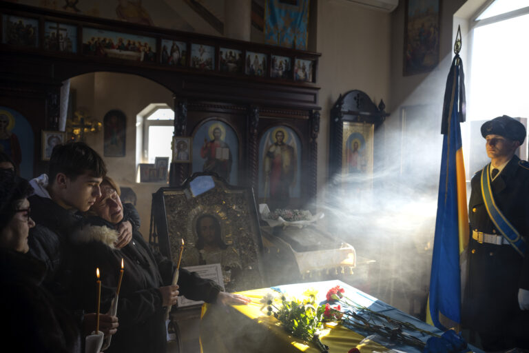 Azovi ründebrigaadi ohvitseri Serhii Havrõljuki matus Kiievi lähistel asuva Tarasivka külas selle aasta 15. veebruaril. Havrõljuk hukkus Azovstali tehase kaitsel Mariupolis eelmise aasta 12. aprillil, ent maeti sellel aastal alles pärast DNA-testi tegemist. AP/Scanpix