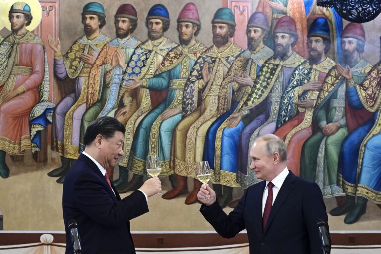 Hiina president Xi Jinping ja Venemaa president Vladimir Putin löömas klaase kokku omavahelisel õhtusöögil Kremlis, 21. märtsil 2023. AP/Kremlin Pool Photo/Scanpix