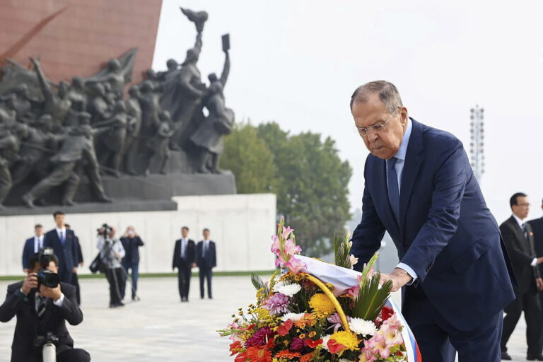 Venemaa välisminister Sergei Lavrov asetamas lilli Põhja-Korea varasemate liidrite Kim Il-Sungi ja Kim Jong-Ili monumendile Pyongyangis 19. oktoobril 2023. EPA/Scanpix