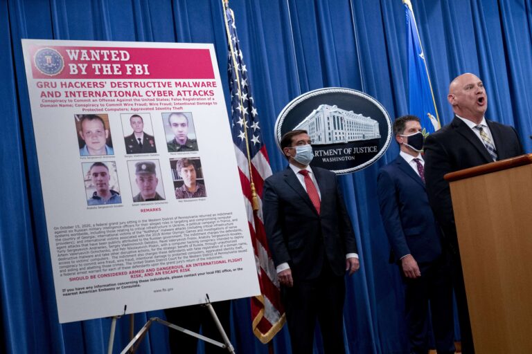 Poster kujutamas kuut tagasiotsitavat GRU ohvitseri, kellele USA Justiitsministeerium esitas 2020. aasta oktoobris süüdistuste Venemaa huvides korduvas häkkimises ja pahavara levitamises, et rünnata riikide infrastruktuure ja valimiste korraldust. AFP/Scanpix