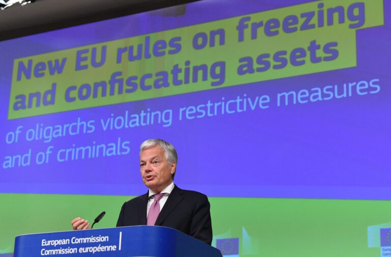 ELi õigusvolinik Didier Reynders pressikonverentsil, mis korraldati Brüsselis 25. mail 2022, et selgitada ELi uusi reegleid sanktsioone rikkuvate oligarhide ja kriminaalide varade konfiskeerimise kohta. AFP/Scanpix