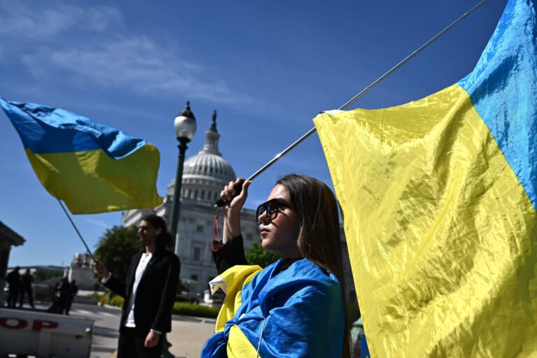 Ukraina lippudega aktivistid USA Kapitooliumi ees Washingtonis selle aasta 23. aprillil. AFP/Scanpix
