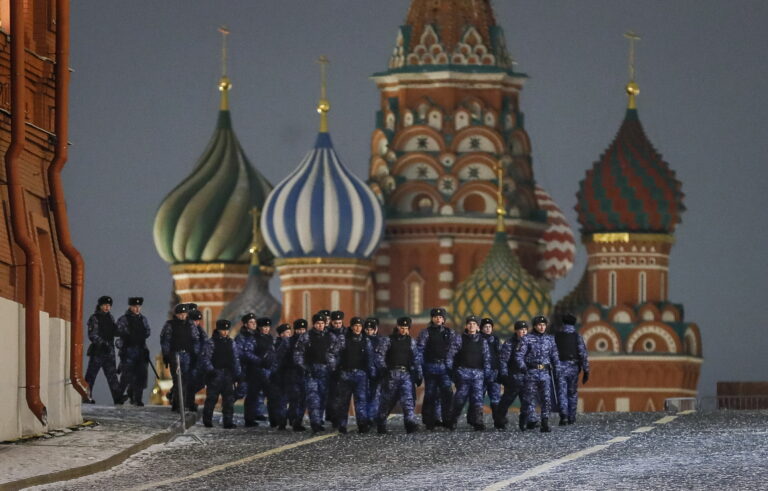 Vene politseinikud patrullimas Moskva Punasel väljakul 31. detsembri öösel 2023, kui võimud keelasid tavakodanikel Kremli ees viibida. EPA/Scanpix