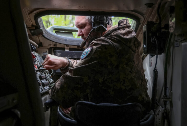 Ukraina kaitseväelane juhtimas Marderi jalaväe lahingumasinat Donetski rindejoone lähistel 29. aprillil 2024. Reuters/Scanpix
