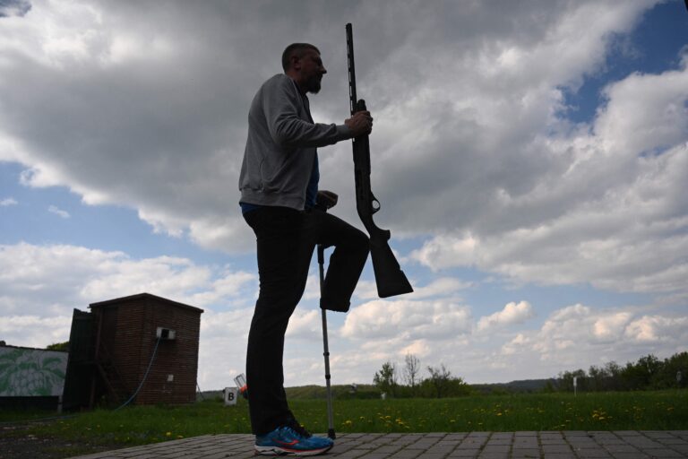 Lahingutegevuse käigus jala kaotanud Ukraina sõjaväelane, riikliku rehabilitatsioonikeskuse “Murdumatu” (Nezlamni) patsient Lvivi lasketiirus 26. aprillil 2024. AFP/Scanpix