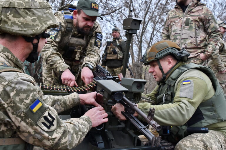 Ukraina 65. mehhaniseeritud brigaadi võitlejad testimas mehitamata maasõidukit harjutusväljakul Zaporižžja oblastis 13. märtsil 2025. EPA/Scanpix