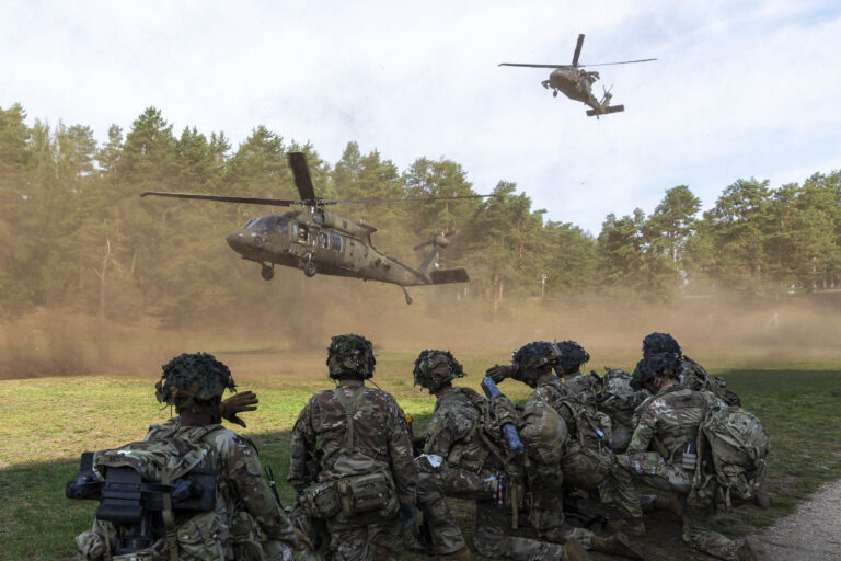 USA jalaväelased valmistumas parduma UH-60 Black Hawks helikopteritele rühmaõppustel Nursipalu harjutusväljakul 25. juunil 2023. Zuma Press / Scanpix