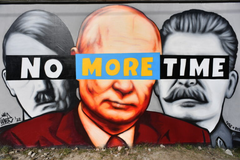 Grafitikunstnik Tuse tehtud Hitlerit, Putinit ja Stalinit kujutav pilt Gdanskis 22. märtsil 2022. EPA/Scanpix